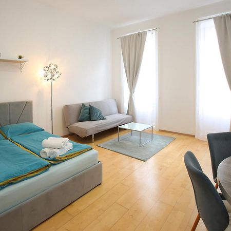 Апартаменты Downtown Bliss Modern Retreat With Free Parking And Fast Internet 600 Mbits Вена Экстерьер фото