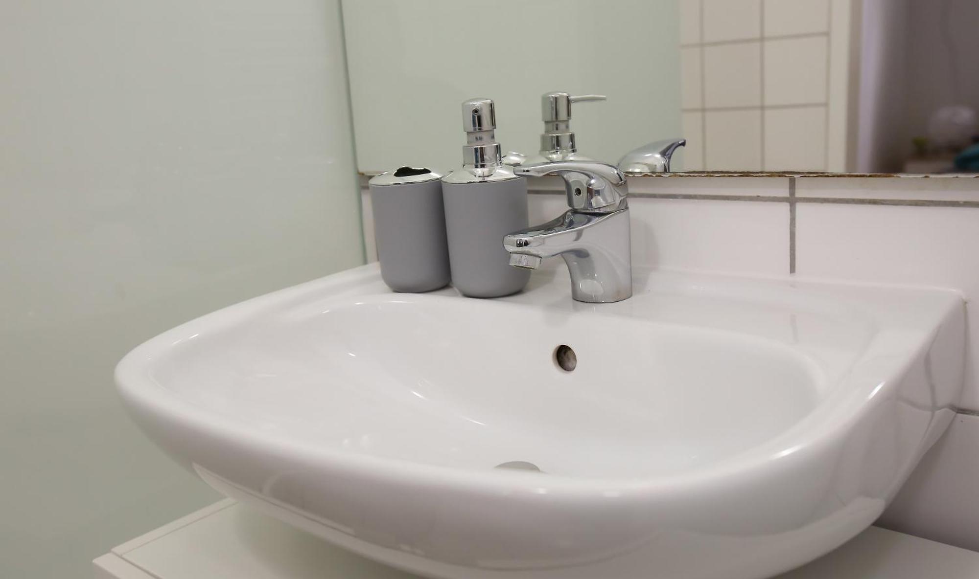 Апартаменты Downtown Bliss Modern Retreat With Free Parking And Fast Internet 600 Mbits Вена Экстерьер фото